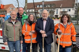 Jan Büchner von der Baumschule Lorenz von Ehren, Kristian Hanelt von Rumpf Garten- und Landschaftsbau, Tina Richter aus dem städtischen Fachbereich für Tiefbauten, Bürgermeister Thomas Beckmann und Baumpflegerin Sandra Kmoch-Greßmann vor der neuen Edelkastanie