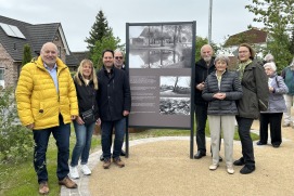 Bürgermeister Thomas Beckmann (FDP), Ratsfrau Birgit Hanke, Erster Stadtrat Eike Kuhrcke, Ratsherr Dr. Reinhardt Ax (alle CDU), Seniorenunionsvorsitzender Thomas Dänecke, Geschichtswerkstatt-Leiterin Irene Lühdorff und Ratsfrau Sonja Kruse (Bündnis 90/Die Grünen)
