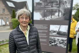 Irene Lühdorff, Leiterin der Geschichtswerkstatt, vor der historischen Stele auf dem neugestalteten Börnplatz