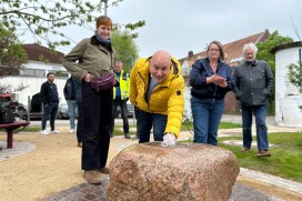 Sabine Bönning aus dem Fachdienst Stadtentwicklung, Bürgermeister Thomas Beckmann und Tiefbauingenieurin Bärbel Bohlmann vor dem neuen Brunnen