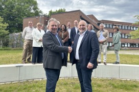 Aschebergs Bürgermeister Thomas Menzel mit Quickborns Bürgermeister Thomas Beckmann nach der Vertragunterzeichnung zur Fortführung der gemeinsamen Verwaltungsgemeinschaft im neuen Quickborner Rathauspark direkt vor dem Rathaus. Im Hintergrund: Die Leitungskräfte der Quickborner Stadtverwaltung und Aschebergs stellvertretender Bürgermeister Frank Pieters Aschebergs Bürgermeister Thomas Menzel mit Quickborns Bürgermeister Thomas Beckmann nach der Vertragunterzeichnung zur Fortführung der gemeinsamen Verwaltungsgemeinschaft im neuen Quickborner Rathauspark direkt vor dem Rathaus. Im Hintergrund: Die Leitungskräfte der Quickborner Stadtverwaltung und Aschebergs stellvertretender Bürgermeister Frank Pieters