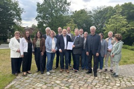 Cathrin Stank (Fachdienstleiterin Büro des Bürgermeisters), Jessica Risch (Fachdienstleiterin Rechtsangelegenheiten), Claudia Takla Zehrfeld (büroleitende Fachbereichsleiterin), Volker Dentzin (Fachbereichsleiter Bürgerdienste), Anke Thomsen (Bündnis 90/Die Grünen, Hauptausschussvorsitzende), Jürgen Scharley (FDP, 2. Stellvertretender Bürgermeister), Quickborns Bürgermeister Thomas Beckmann, Helge Maurer (Fachbereichsleiter Liegenschaften), Aschebergs Bürgermeister Thomas Menzel, Volker Voß (Fachbereichsleiter Öffentliche Sicherheit), Bärbel Bohlmann (Fachbereichsleiterin Tiefbauten), Frank Pieters (CDU, stellvertretender Bürgermeister Ascheberg), Sonja Eberlei (Fachdienstleiterin Personal und Interne Dienste), Andreas Klug (Justiziar der Stadt Quickborn) und Birgit Hesse (stellvertretende Fachbereichsleiterin Bildung, Jugend und Kultur) Cathrin Stank (Fachdienstleiterin Büro des Bürgermeisters), Jessica Risch (Fachdienstleiterin Rechtsangelegenheiten), Claudia Takla Zehrfeld (büroleitende Fachbereichsleiterin), Volker Dentzin (Fachbereichsleiter Bürgerdienste), Anke Thomsen (Bündnis 90/Die Grünen, Hauptausschussvorsitzende), Jürgen Scharley (FDP, 2. Stellvertretender Bürgermeister), Quickborns Bürgermeister Thomas Beckmann, Helge Maurer (Fachbereichsleiter Liegenschaften), Aschebergs Bürgermeister Thomas Menzel, Volker Voß (Fachbereichsleiter Öffentliche Sicherheit), Bärbel Bohlmann (Fachbereichsleiterin Tiefbauten), Frank Pieters (CDU, stellvertretender Bürgermeister Ascheberg), Sonja Eberlei (Fachdienstleiterin Personal und Interne Dienste), Andreas Klug (Justiziar der Stadt Quickborn) und Birgit Hesse (stellvertretende Fachbereichsleiterin Bildung, Jugend und Kultur)