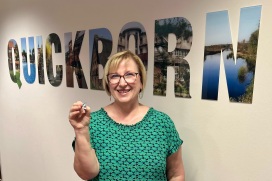 Cathrin Stank, Fachdienstleiterin Büro des Bürgermeisters, präsentiert den Jubiläumspin zum 50. Eulen- und Schützenfest