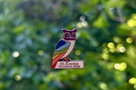 Der Quickborner Eulen-Pin in Regenbogenfarben
