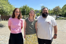 Ute Klafs aus dem städtischen Fachbereich für Bildung, Jugend und Kultur neben Tessa Wohlers (Mitte) von Theolino und Amir Seddighizadeh von Big Amir’s Bistro