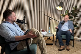 Produzent und Podcast-Moderator Thomas Spitzkofski mit dem ersten Quick.talk-Gast Thomas Beckmann, Bürgermeister der Stadt Quickborn