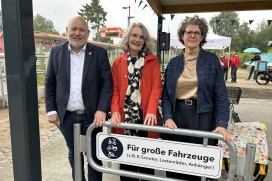Quickborns Bürgermeister Thomas Beckmann mit Verkehrsstaatssekretärin Susanne Henckel und Nah.SH-Prokuristin Petra Coordes Quickborns Bürgermeister Thomas Beckmann mit Verkehrsstaatssekretärin Susanne Henckel und Nah.SH-Prokuristin Petra Coordes
