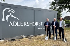 ADLERSHORST-Vorstandsmitglied Martin Henne, Quickborns Bürgermeister Thomas Beckmann und ADLERSHORST-Vorstandsvorsitzender Hendrik Pieper
