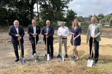 Quickborns Bürgermeister Thomas Beckmann, Plan²|A-Architekt Jan Naefcke, ADLERSHORST-Vorstandsmitglied Martin Henne, Bauleiter Bodo Klippert, Fachdienstleiterin für Stadtentwicklung Anna Geisler und ADLERSHORST-Vorstandsvorsitzender Hendrik Pieper