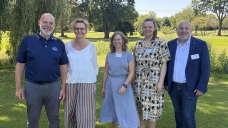 Uwe Watteroth, 1. Vorsitzender Golf-Club An der Pinnau, Anke Fischer von Mollard und Linda Vogt-Gröncke aus der Quickborner Wirtschaftsförderung, Katja Mittmann, Handwerkskammer Lübeck, und Bürgermeister Thomas Beckmann