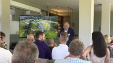 Bürgermeister Thomas Beckmann in Richtung Uwe Watteroth: „Danke, dass Sie das möglich machen und uns dieses tolle Ambiente als Veranstaltungsort zur Verfügung stellen.“