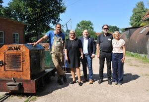 Dan Zelck, Vorsitzender der Arbeitsgemeinschaft Torfbahn Himmelmoor, Dr. Dorit Stenke, Ministerin für Allgemeine und Berufliche Bildung, Wissenschaft, Forschung und Kultur des Landes Schleswig-Holstein, Thomas Beckmann, Bürgermeister der Stadt Quickborn, Jens-Olaf Nuckel, Vorsitzender des Vereins Henri-Goldstein-Haus, und Christiana Lefebvre, stellvertretende Vorsitzende des Vereins Henri-Goldstein-Haus Dan Zelck, Vorsitzender der Arbeitsgemeinschaft Torfbahn Himmelmoor, Dr. Dorit Stenke, Ministerin für Allgemeine und Berufliche Bildung, Wissenschaft, Forschung und Kultur des Landes Schleswig-Holstein, Thomas Beckmann, Bürgermeister der Stadt Quickborn, Jens-Olaf Nuckel, Vorsitzender des Vereins Henri-Goldstein-Haus, und Christiana Lefebvre, stellvertretende Vorsitzende des Vereins Henri-Goldstein-Haus