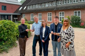 Bei der Schlüsselübergabe an der OGTS waren dabei: Melanie Halfkath, Koordination für die Grundschule Goethe-Schule (v.l.), Peter Küpper, zuständiger Bereichsleiter der Johanniter-Unfall-Hilfe e.V , Solveig Studemund, Fachdienstleiterin Kindertagesstätte der Stadt Quickborn, Niclas Labann, Koordinator der OGTS, Christine Beck, Koordinatorin für die Grundschule Mühlenberg. Quelle: Johanniter-Unfall-Hilfe e. V.