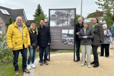 Seit seiner offiziellen Eröffnung am 6. Mai 2026 hat sich der neugestaltete Börn-platz an der Einmündung von Schulstraße und Harksheider Weg schnell zu einem beliebten Aufenthaltsort entwickelt.