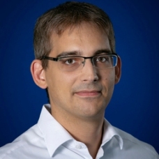 Henrick Biercher von der Zentralen Ansprechstelle Cybercrime des Landeskriminalamtes Schleswig-Holstein informiert über aktuelle Cybergefahren und wirksame Präventionsmaßnahmen (Quelle: WEP Kreis Pinneberg) PM 352_1 Praxisnachmittag über Cyberkriminalität