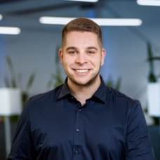 Björn Pramschiefer von der amatrix IT Services GmbH erläutert anhand realer Unternehmensfälle, wie Cyberangriffe ablaufen und wie sich Betriebe besser schützen können (Quelle: WEP Kreis Pinneberg) PM 352_3 Praxisnachmittag über Cyberkriminalität