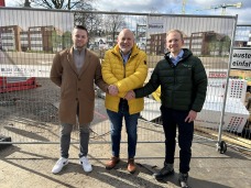 Jeremy Schalk, zuständig für die Vermietung der Wohnungen (Plambeck), Bürgermeister Thomas Beckmann und Fabian Fritsch, Projektleiter (ebenfalls Plambeck)