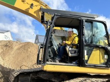 Bürgermeister Thomas Beckmann auf der Baustelle des neuen Wohnquartiers