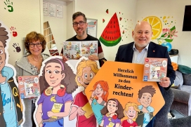 Stadtjugendpflegerin Birgit Hesse, Künstler Sebastian Kempke und Bürgermeister Thomas Beckmann stellen das neue Kinderrechte-Comic vor Bürgerinfo 302 B1 Kinderrechte kreativ vermittelt