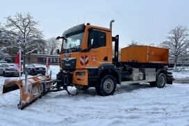Räum- und Streufahrzeug der Stadt Quickborn auf dem Rathausplatz