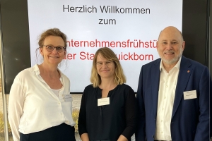 Anke Fischer von Mollard und Linda Vogt-Gröncke von der Quickborner Wirtschaftsförderung mit Bürgermeister Thomas Beckmann