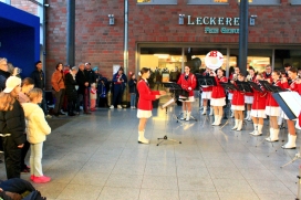 Musikalische Eröffnung der Jugend Brass Band in der Bahnhofshalle