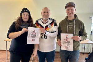 Patricia Kahl und Tony Groß vom Veranstalter Match Langenhorn mit Quickborns Bürgermeister Thomas Beckmann (Mitte) stilecht im neuen Deutschland-Trikot