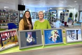 Stadtbücherei-Leiterin Elisabeth Baumann und Kunstverein-Mitglied Ute Höller, Schwester der verstorbenen Illustratorin und Autorin Jutta Bauer PM 120 B1 Ausstellung erinnert an Jutta Bauer