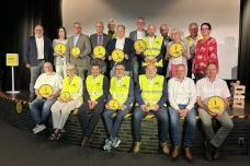 Landrätin Elfi Heesch (vorne, 2. v.l.) und Quickborns Bürgermeister Thomas Beckmann (vorne, 5. v.l.) mit 17 Bürgermeisterinnen, Bürgermeistern, Amtsdirektoren und Ersten Stadträten aus dem Kreis Pinneberg PM 172 B1 Kommunen am Limit