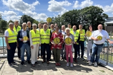 Landrätin Elfi Heesch (vorne, 3. v.l.) und Quickborns Bürgermeister Thomas Beckmann (vorne, 4. v.l.) mit 15 Bürgermeisterinnen, Bürgermeistern, Amtsdirektoren und Ersten Stadträten aus dem Kreis Pinneberg im Quickborner Freibad PM 172 B2 Kommunen am Limit