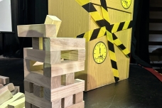 Quickborns Bürgermeister Thomas Beckmann veranschaulichte die Situation mit einem einfachen Bild: Einem Jenga-Turm auf der Bühne des Artur-Grenz-Saals, der in sich zusammenstürzte, nachdem mehrere Bausteine entfernt worden sind PM 172 B3 Kommunen am Limit