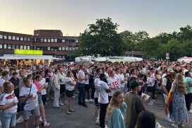 PM 176 Public Viewing auf dem Rathausplatz_ Sechzehntelfinale im Doppelpack mit Brasilien gegen Japan und Deutschland gegen Paraguay