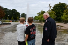 Schon ziemlich routiniert am Strahlrohr: Die beiden Sechstklässler sind selbst Mitglieder der Jugendfeuerwehr und wussten unter Anleitung von Feuerwehrkamerad Günther Schulz genau, worauf es ankommt PM 270 B1 Katastrophenschutz zum Anfassen am Elsensee-Gymnasium