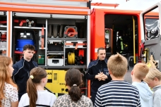 Feuerwehr zum Anfassen: Zwei Kameraden der Freiwilligen Feuerwehr Quickborn zeigen den Schülerinnen und Schülern das Löschgruppenfahrzeug und erklären die Ausstattung für den Einsatz PM 270 B2 Katastrophenschutz zum Anfassen am Elsensee-Gymnasium
