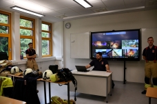 Was braucht die Feuerwehr im Einsatz? Im Klassenraum zeigen und erklären Kameraden der Freiwilligen Feuerwehr Quickborn den Sechstklässlern verschiedene Ausrüstungsgegenstände PM 270 B3 Katastrophenschutz zum Anfassen am Elsensee-Gymnasium