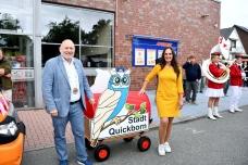 Gut gerüstet für den Festumzug: Bürgervorsteherin Annabell Krämer und Bürgermeister Thomas Beckmann am mit Kamelle gefüllten Bollerwagen der Stadt Quickborn PM 274 B1 50 Jahre Schützenumzug