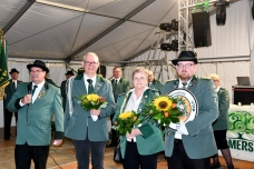 Die neue Schützenkönigsrotte: Schützenkönig Phillip Spethmann (von rechts) mit 1. Ritterin Romy Spethmann, 2. Ritter Jörn Kohlstrunk und Präsident Ralph Nolte PM 274 B4 50 Jahre Schützenumzug