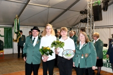 Glückwünsche für den Nachwuchs: Präsident Ralph Nolte (links) und Birgit Bruhn (rechts) gratulieren Jugendkönig Frederik Bruckmann (2. von rechts) und seinem 1. Ritter Jannes Voß PM 274 B5 50 Jahre Schützenumzug