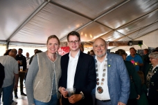 Begegnung im Festzelt: CDU-Landtagskandidatin Jennifer Drews (von links), CDU-Bundestagsabgeordneter Daniel Kölbl und Bürgermeister Thomas Beckmann beim Eulen- und Schützenfest im Rathausfestzelt PM 274 B6 50 Jahre Schützenumzug