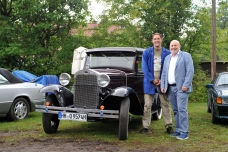 Organisator Dan Zelck und Bürgermeister Thomas Beckmann freuten sich, dass auch der Ford Tudor Sedan aus den 1930er ins Himmelmoor gekommen ist PM 275 B2 Oldtimertreffen im Himmelmoor