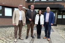 Stadtwerkegeschäftsführer Panos Memetzidis, vhh.mobility-Geschäftsführer Lorenz Kasch, Bürgermeister Thomas Beckmann PM 303 B3 Quickborn Busbetriebshof von vhh mobility zieht um