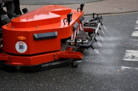 Ein Spezialfahrzeug entfernte das Öl von der Straße. Die Arbeiten dauerten mehrere Stunden. (Quelle: Stadt Quickborn) PM 359_1 Lange Ölspur durch Quickborn