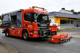 Ein Spezialfahrzeug entfernte das Öl von der Straße. Die Arbeiten dauerten mehrere Stunden. (Quelle: Stadt Quickborn) PM 359_2 Lange Ölspur durch Quickborn
