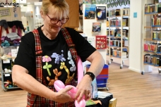 Mit geschickten Handgriffen verwandelt Zauberin Elli Schick bunte Luftballons in fantasievolle Figuren. (Quelle: Stasdt Quickborn) PM 363_3 Familiensamstag bringt Leben in die Stadtbücherei