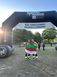 50 Kilometer für einen verstorbenen Kameraden: Jan Kucek (links) und Steve Kohlscheen widmeten ihren nächtlichen Megamarsch in Hamburg Daniel Dähn. (Quelle: Stadt Quickborn) PM 366_2 Wenn Feuerwehrleute an ihre Grenzen gehen