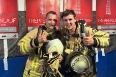 Steve Kohlscheen (links) und Jan Kucek stellten sich beim Kölnturm Treppenlauf 2025 einer besonderen Herausforderung unter Atemschutz. (Quelle: Stadt Quickborn) PM 366_3 Wenn Feuerwehrleute an ihre Grenzen gehen