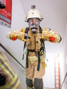 Volle Schutzausrüstung, Atemschutz und trotzdem ein Lächeln: Jan Kucek beim Kölnturm Treppenlauf 2025. (Quelle: Stadt Quickborn) PM 366_4 Wenn Feuerwehrleute an ihre Grenzen gehen