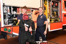 Jan Kucek (links) und Steve Kohlscheen von der Freiwilligen Feuerwehr Quickborn mit Schutzkleidung, Übungsdummy und Schlauchpaket. (Quelle: Stadt Quickborn) PM 366_5 Wenn Feuerwehrleute an ihre Grenzen gehen
