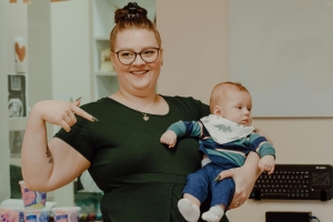 Der neue VHS-Kurs: Fit mit Baby bis 10 Monate startet ab April (Foto: pexels)