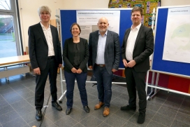 Jens-Martin Gutsche (links) und Martin Albrecht (rechts) von der Gertz Gutsche Rümenapp Stadtentwicklung und Mobilität GbR mit Claudia Dappen vom beauftragten Büro BPW und Quickborns Bürgermeister Thomas Beckmann PM 104 B1 Quickborn stellt Weichen für die Entwicklung bis 2040